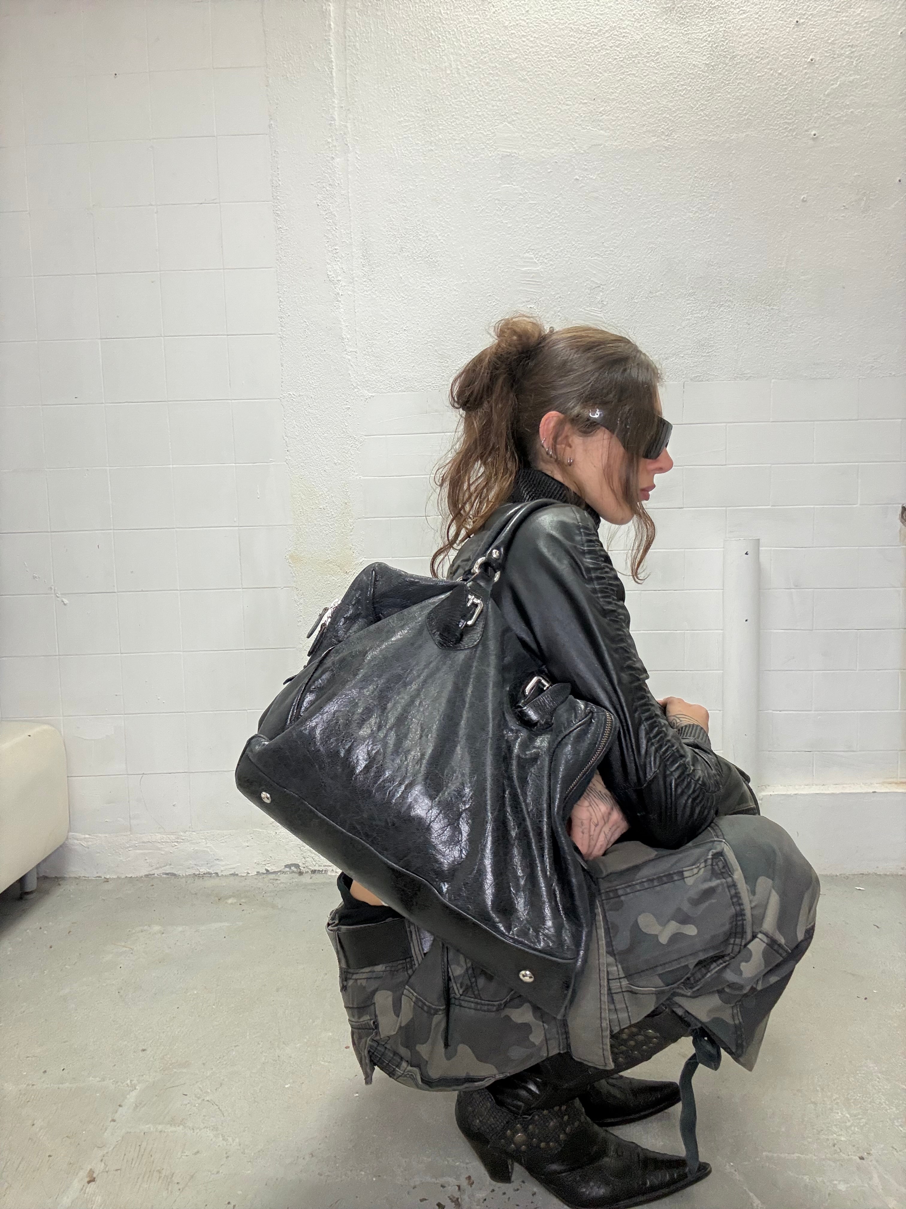 075 VINTAGE BLACK LEATHER BAG