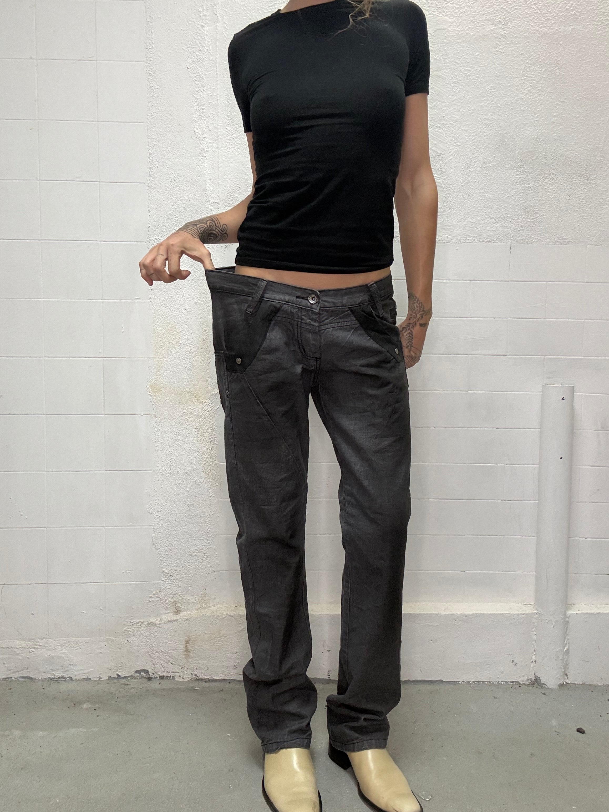 084 LOW RISE DETAILED GREY JEANS