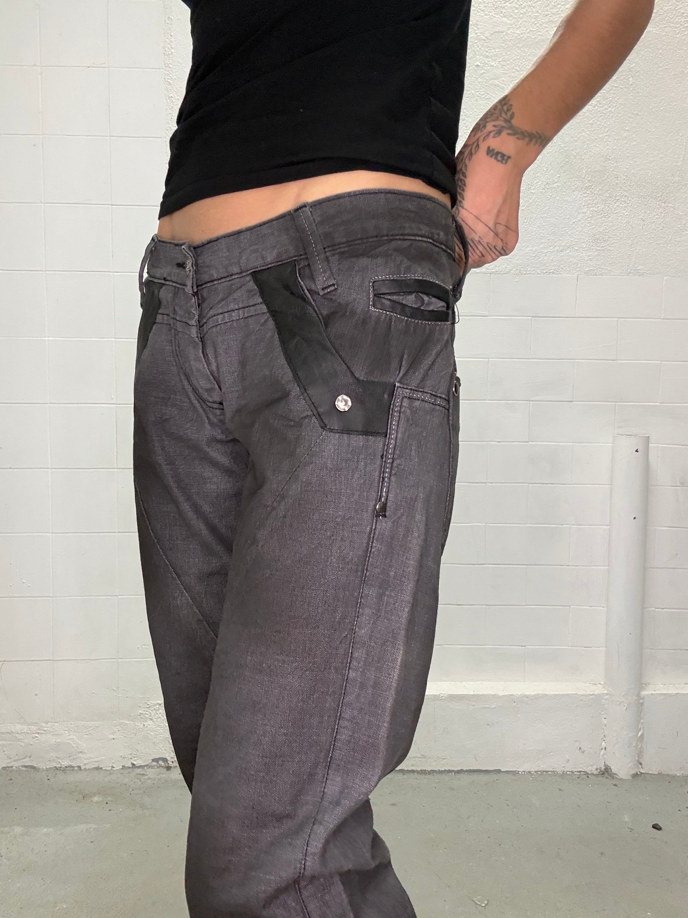 084 LOW RISE DETAILED GREY JEANS