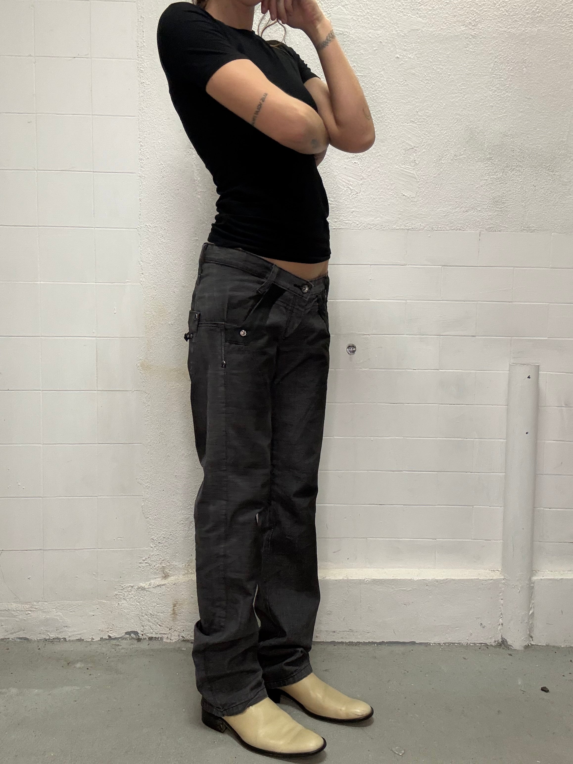084 LOW RISE DETAILED GREY JEANS